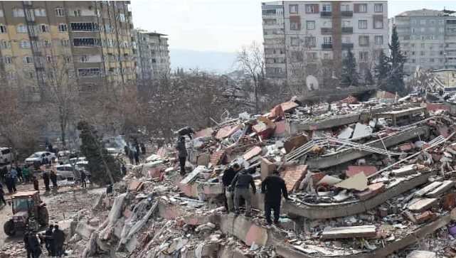 Mais de 17.000 pessoas morreram no terremoto na Turquia e na Síria, de acordo com o balanço mais recente